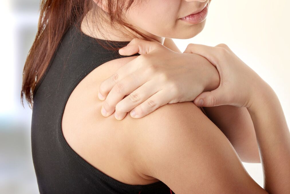 L'osteocondrosi cervicale può essere accompagnata da dolore alle spalle